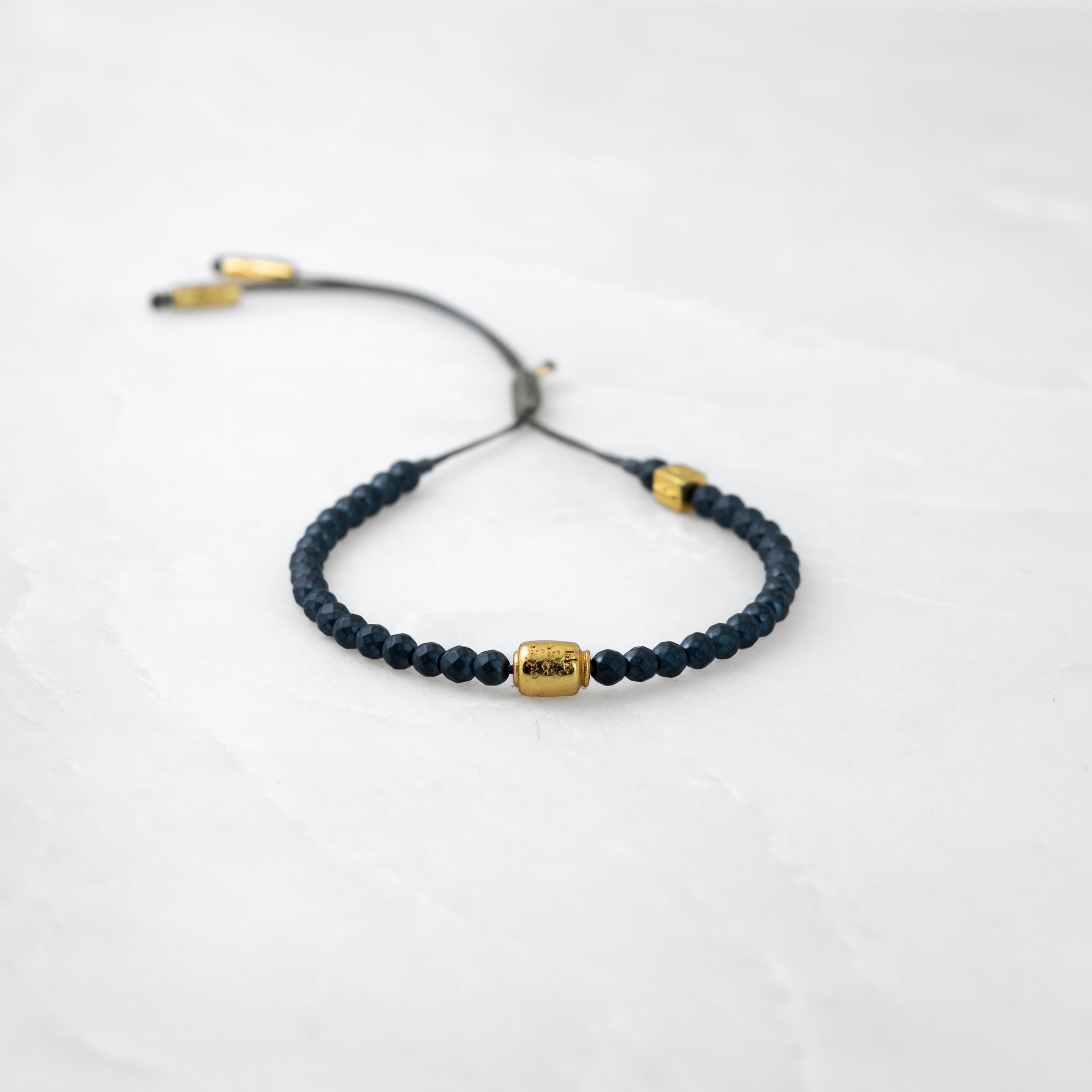 MALA bracelet - Hematite, golden Manikorlo