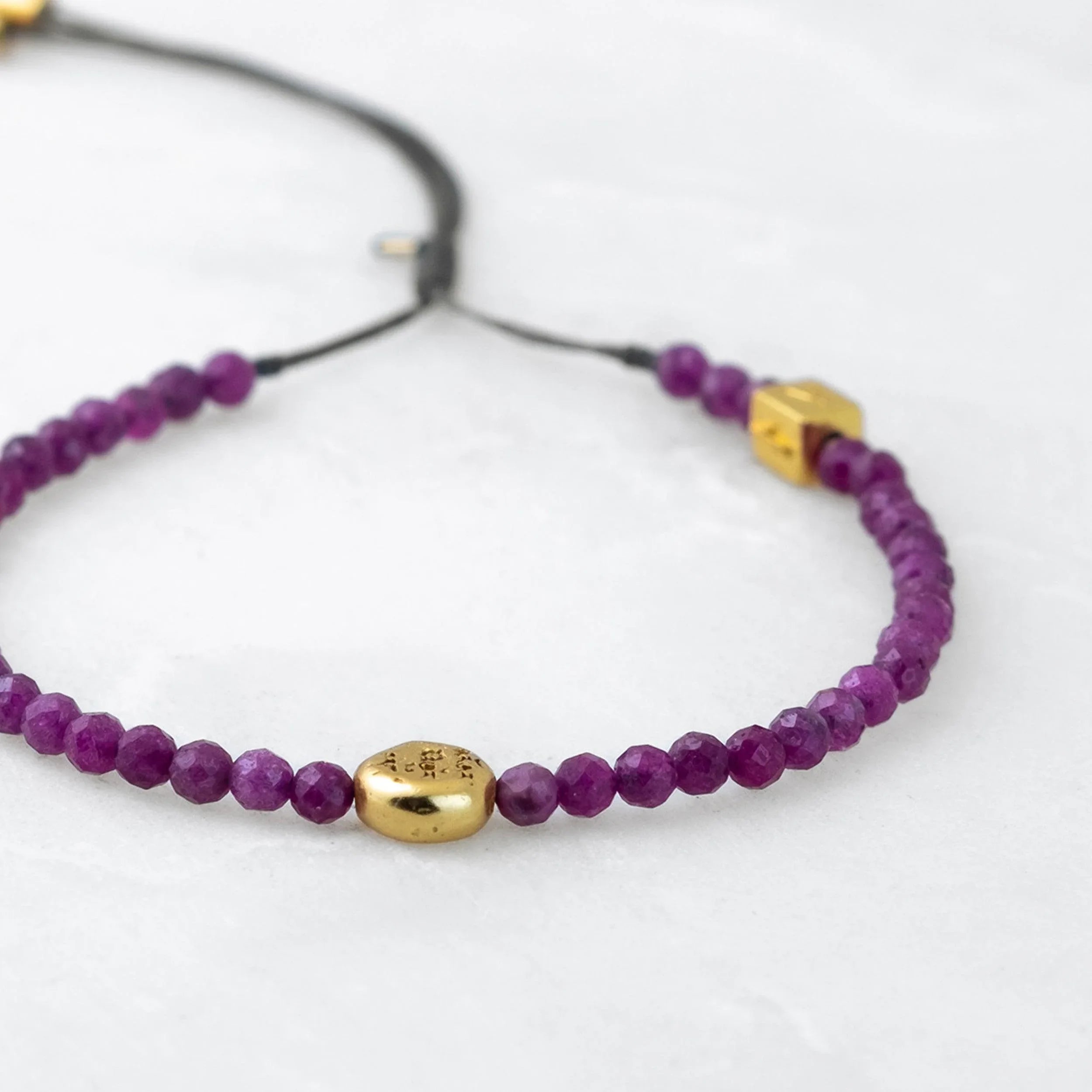Bracelet MALA PRECIEUX - Rubis, Mani doré - Roseparo Bijoux
