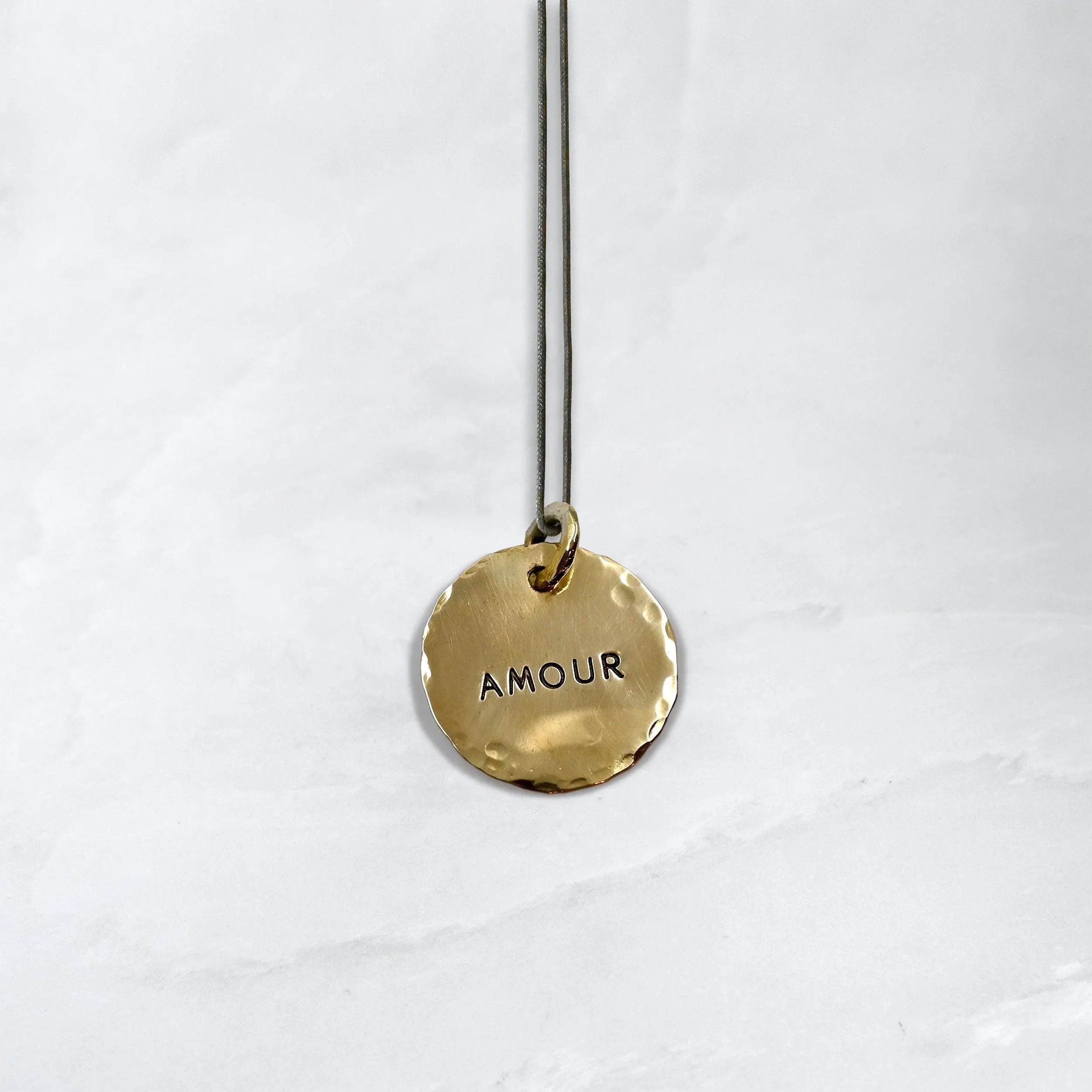 Collier ATELIER - Médaille ronde Amour, doré - Roseparo Bijoux
