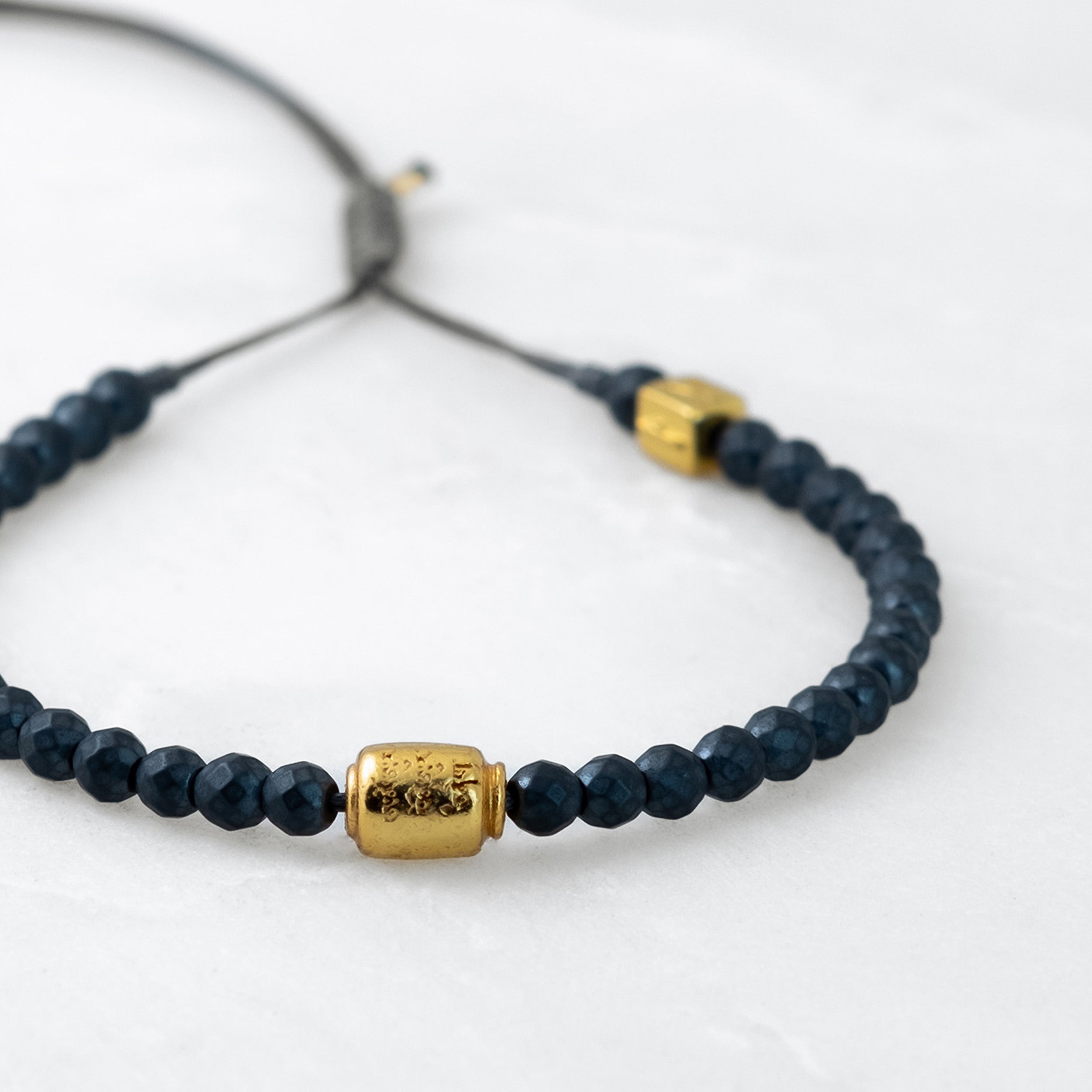 MALA bracelet - Hematite, golden Manikorlo