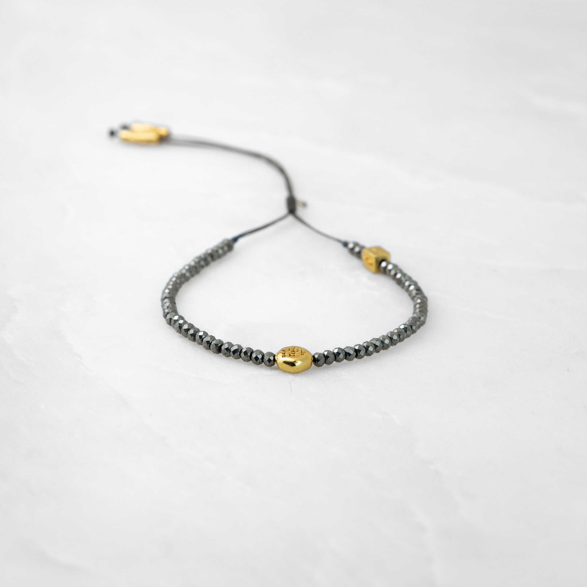 Bracelet MALA - Pyrite, Mani doré
